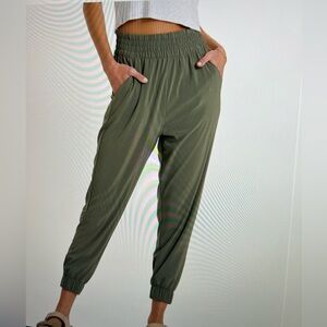 VUORI NWOT Women’s Villa Jogger XL Army Green